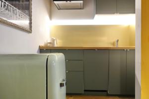 una cocina con refrigerador y mostrador en Apartments DA LA VEDLA Flats, en San Cassiano 45 fotos más