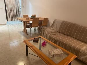 sala de estar con sofá y mesa en Casa de playa, en Tarragona