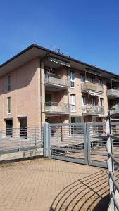 ein großes Backsteingebäude mit einem Zaun davor in der Unterkunft Langhe e Roero - Casa da Angela in Sommariva Perno + 5 Fotos