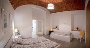 Un pat sau paturi într-o cameră la Art & Cozy Apartments