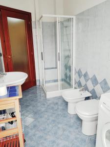 a bathroom with two toilets and a shower at Langhe e Roero - Casa da Angela in Sommariva Perno