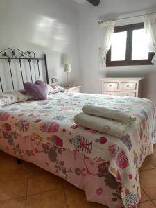 una camera da letto con un letto coperto di CAN WANCHO a Botarell