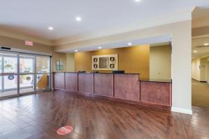 a lobby of a hospital with a waiting room at Comfort Inn Huntsville near University in Huntsville