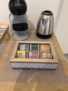 una caja de té y una batidora de café sobre una mesa en La Maison da Francy, en Bitetto