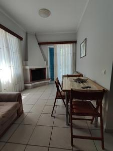 a living room with a table and chairs and a couch at Hotel Villa Mantalena in Alikanas