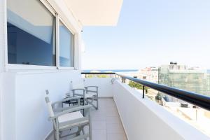 balcone con 2 sedie e vista sulla città di Nanas luxury studio with balcony a Heraklion