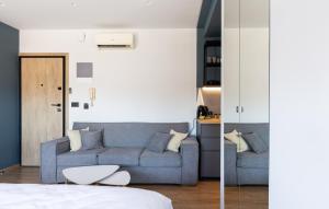 un soggiorno con divano blu e letto di Nanas luxury studio with balcony a Heraklion