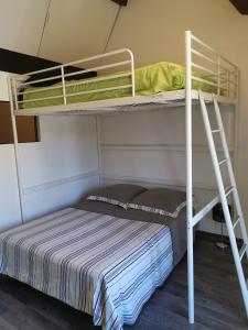 Poschodová posteľ alebo postele v izbe v ubytovaní Superbe maison de village