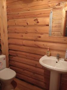 Ein Badezimmer in der Unterkunft Гостевой дом Azia