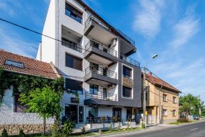 un edificio blanco con balcones en una calle en Art Penthouse, en Timisoara