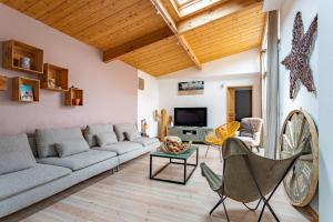 ein Wohnzimmer mit einem Sofa und einem TV in der Unterkunft Villa à 2 pas de la plage in Arcachon