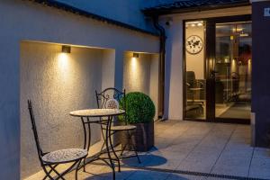 Ein Tisch und Stühle stehen vor einem Gebäude in der Unterkunft Casa 86 in Bukarest