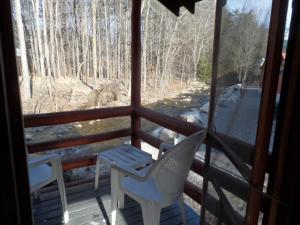 Balkoni atau teres di Seven Dwarfs Cabin - On The Brook Cabins