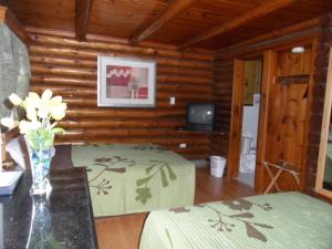 מיטה או מיטות בחדר ב-Seven Dwarfs Cabin - On The Brook Cabins