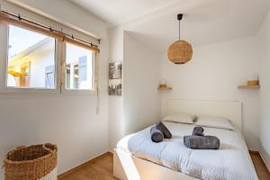 1 dormitorio con cama y ventana en Villa à 2 pas de la plage, en Arcachon