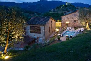 una casa en una colina con piscina en Suite Accommodation, en Lucca