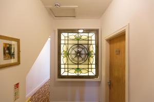 una porta con una vetrata colorata in un corridoio di Granada Apartments Berkeley a Blackpool