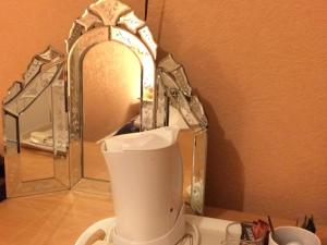 een witte blender met een spiegel in een kamer bij Arbour Guest House in Oban