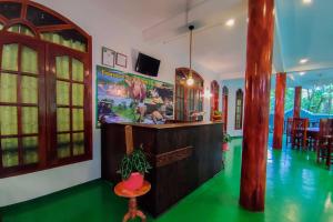 um quarto com um bar com piso verde em La Safari Inn Tissamaharama em Tissamaharama