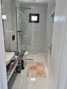 Łazienka w obiekcie Lux Suite Sea Front Avra