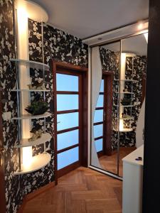 a room with a glass door and a mirror at Apartament 15 min od morza in Gdańsk