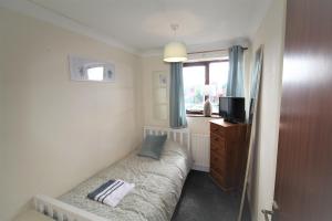 Habitación pequeña con cama y ventana en 3 Bed House - Garden & Parking - Quiet Cul De Sac en Doncaster