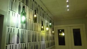 una habitación con botellas de vino colgadas en la pared en Klosterhotel Walkenried, en Walkenried