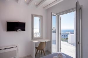 Un televizor și/sau centru de divertisment la Sunsenses villa Ariadne