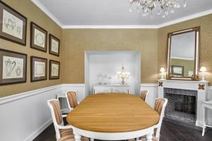 une salle à manger avec une table et une cheminée dans l'établissement Pand 17 - Charming Guesthouse, à Bruges