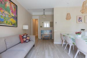 sala de estar con sofá y mesa en ApartEasy - Family 4-Bedroom Apartment en Barcelona