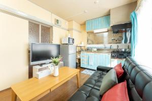 汐の香 - shio no kaori في أوداوارا: غرفة معيشة مع أريكة وطاولة