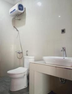 Ett badrum på Almira homestay