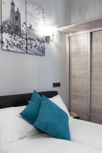 Postel nebo postele na pokoji v ubytování DAVE Elegant Apartments KRAKÓW Old Town