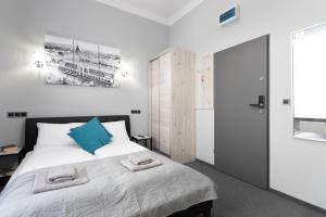 Postel nebo postele na pokoji v ubytování DAVE Elegant Apartments KRAKÓW Old Town