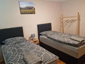 dos camas sentadas una al lado de la otra en una habitación en Ubytovanie Na Hlavnej, en Strekov