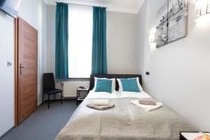 Postel nebo postele na pokoji v ubytování DAVE Elegant Apartments KRAKÓW Old Town