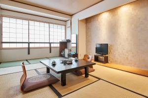 Μια τηλεόραση ή/και κέντρο ψυχαγωγίας στο 京都駅前ひふみ旅館（HifumiRyokan Kyoto station)