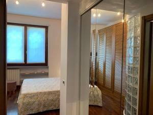 um quarto com uma cama e uma janela em Mysa Properties - Accogliente bilocale nei pressi della Villa Reale - Monza em Monza