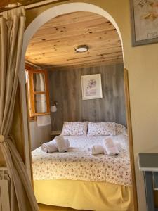 a bedroom with a bed in a large mirror at Casa Rural La Mansion in La Toba