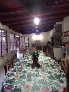 un comedor con una mesa con una planta en La casita de abu! en Salta