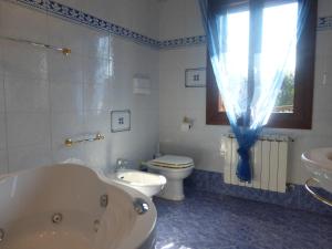 a bathroom with a tub and a toilet and a sink at The quiet corner in Noale