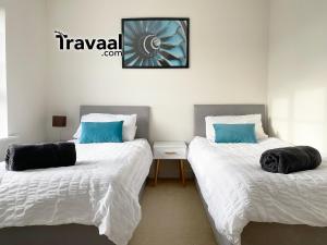 two beds sitting next to each other in a room at Travaal.©om - 2 Bed Serviced Apartment Farnborough in Farnborough