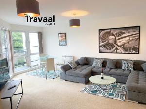 a living room with a couch and a table at Travaal.©om - 2 Bed Serviced Apartment Farnborough in Farnborough