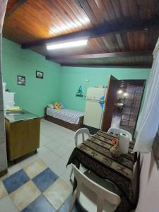 een kamer met een keuken, een tafel en een slaapkamer bij La casita de abu! in Salta