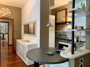 uma cozinha com mesa redonda num quarto em Mysa Properties - Accogliente bilocale nei pressi della Villa Reale - Monza em Monza