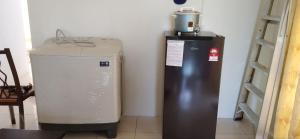 2 frigoriferi posti uno accanto all'altro in una stanza di Inapan Keluarga Taman Indera Jitra a Jitra