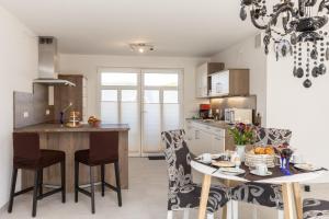 a kitchen with a table and chairs in a kitchen at Ferienwohnung am Schloßpark in Bad Berleburg