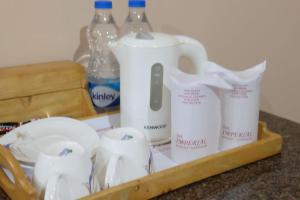 taca z naczyniami i butelkami wody w obiekcie The Imperial Kushinagar w mieście Kushinagar