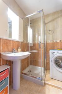 een badkamer met wastafel en wasmachine bij IRIS Holiday House Fuerteventura in Costa de Antigua