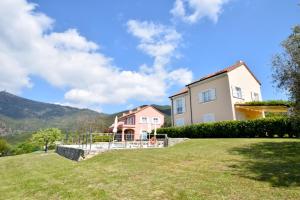 ein Haus auf einem Hügel mit einem grünen Hof in der Unterkunft Case Vacanze Malonghe in Deiva Marina